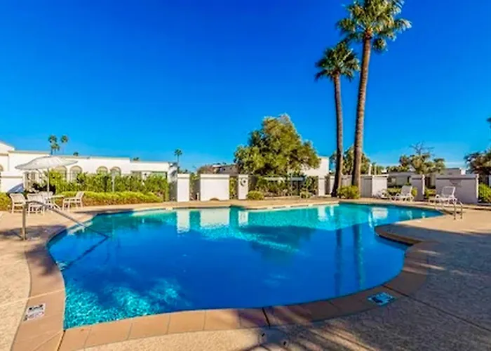 Holiday home Luxurious Oasis W/pool+patio Just Min To Old Town!